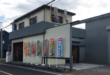 写真：道路からの工場全景